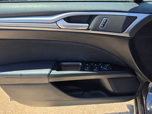 Used 2017 Ford Fusion SE FWD image 5