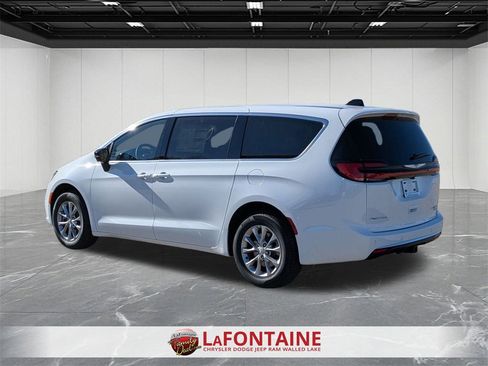 New 2026 Chrysler Pacifica Limited w/ Trailer Tow Group image 3
