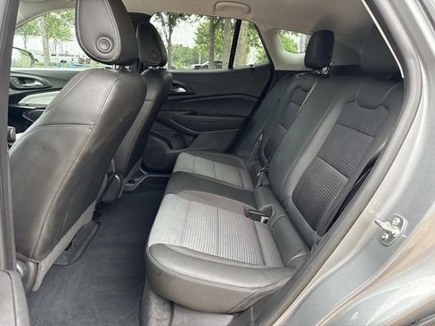Used 2025 Chevrolet Trax LT w/ LT Convenience Package FWD image 19