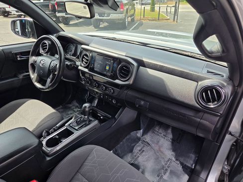 Used 2018 Toyota Tacoma TRD Sport AWD/4WD image 14