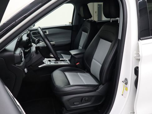 Used 2023 Ford Explorer XLT w/ Equipment Group 202A image 12