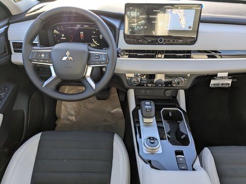 New 2026 Mitsubishi Outlander SE image 17