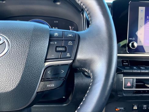 Used 2025 Toyota Camry SE w/ Convenience Package FWD image 24