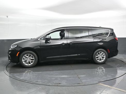 New 2026 Chrysler Pacifica Select FWD image 3