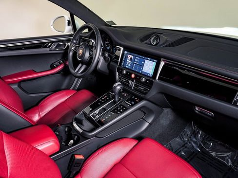 Certified 2025 Porsche Macan image 14