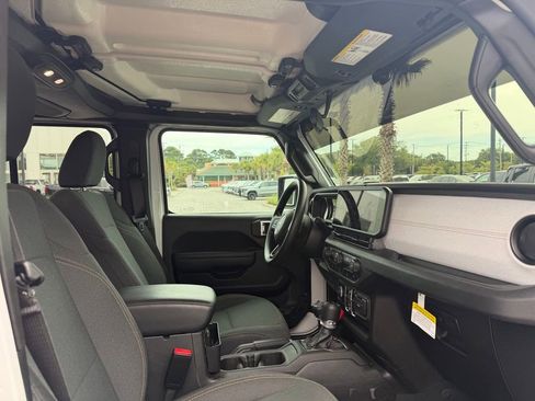 Used 2025 Jeep Gladiator Sport AWD/4WD image 11