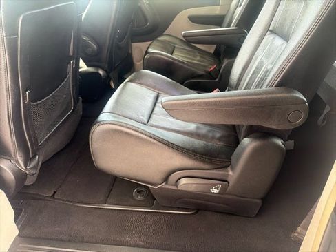 Used 2014 Chrysler Town & Country Touring FWD image 12