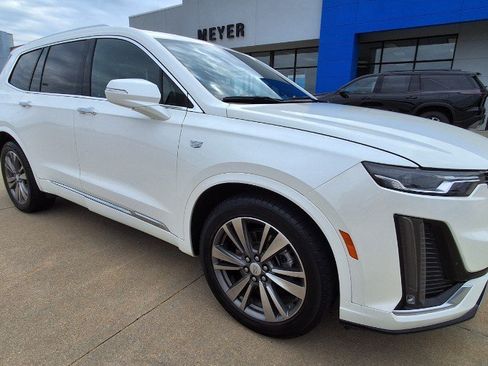 Used 2021 Cadillac XT6 Premium Luxury FWD image 2