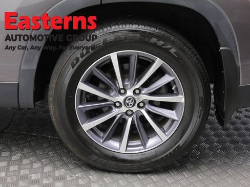 Used 2019 Toyota Highlander XLE AWD/4WD image 8