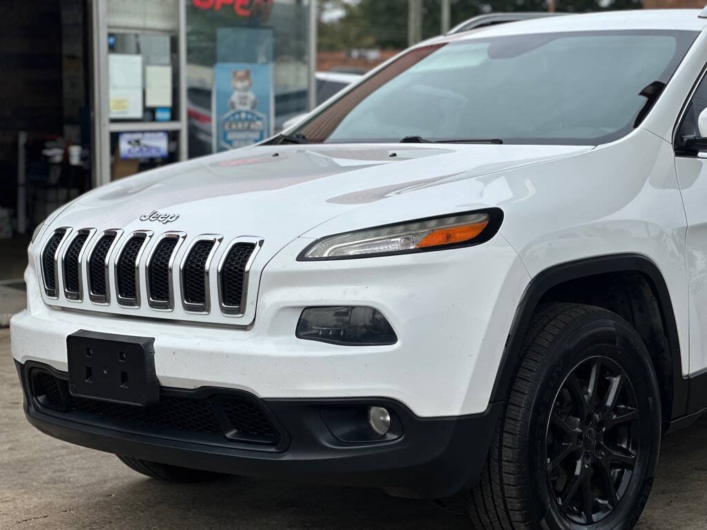 Used 2016 Jeep Cherokee Latitude w/ Cold Weather Group AWD/4WD image 4
