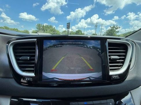 Used 2024 Chrysler Pacifica Touring-L FWD image 37