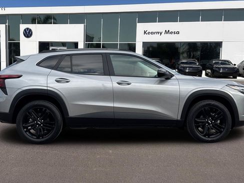 Used 2024 Chevrolet Trax ACTIV w/ Sunroof Package image 3