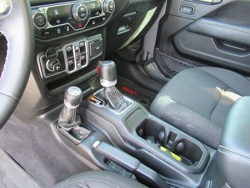 Used 2023 Jeep Gladiator Overland w/ LED Lighting Group AWD/4WD image 17