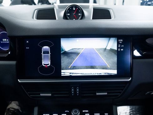 Used 2022 Porsche Cayenne w/ Premium Package image 13