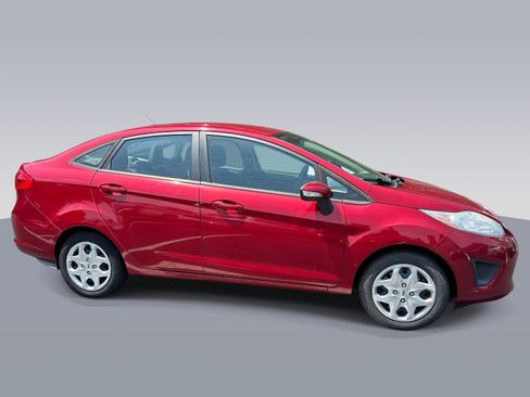Used 2013 Ford Fiesta SE FWD image 2