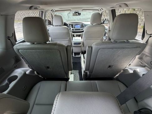 Used 2017 Toyota Highlander XLE AWD/4WD image 40