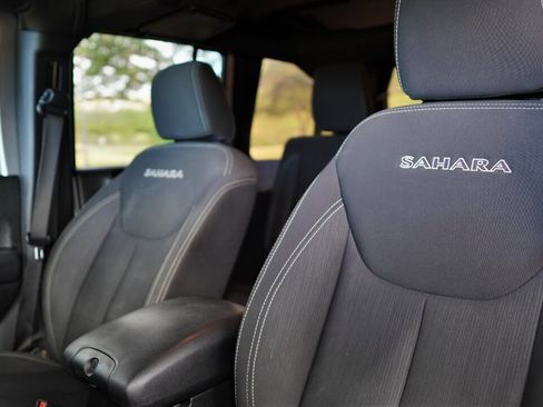 Used 2018 Jeep Wrangler Unlimited Sahara w/ Connectivity Group AWD/4WD image 12