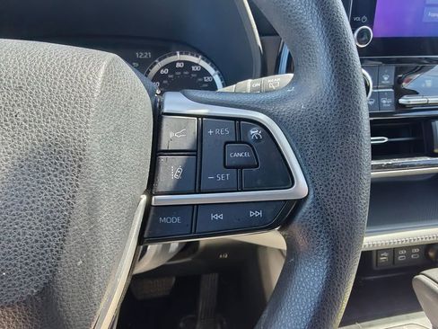 Used 2023 Toyota Highlander L AWD/4WD image 11