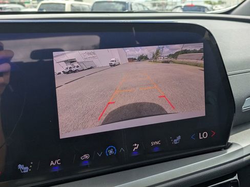 Used 2025 Chevrolet Traverse LT image 24