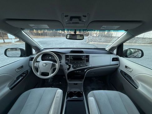 Used 2011 Toyota Sienna LE image 27