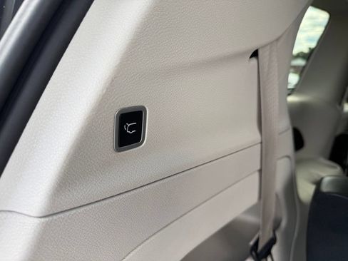 Used 2023 Chrysler Pacifica Touring-L FWD image 22