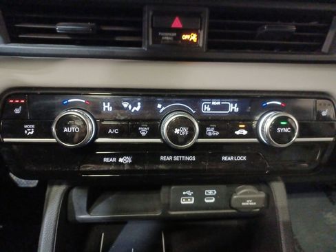 Certified 2025 Honda Pilot Touring image 17