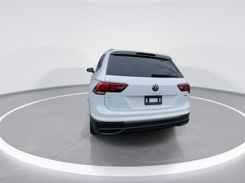 Used 2022 Volkswagen Tiguan SE w/ Panoramic Sunroof Package image 7