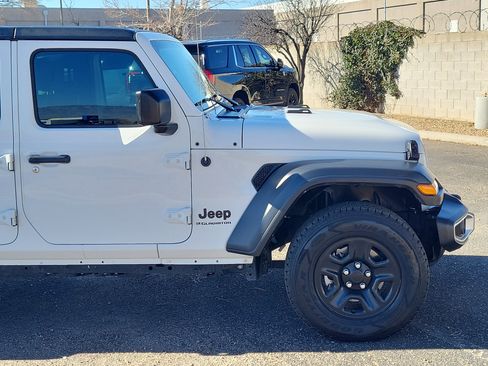 Used 2023 Jeep Gladiator Sport image 8
