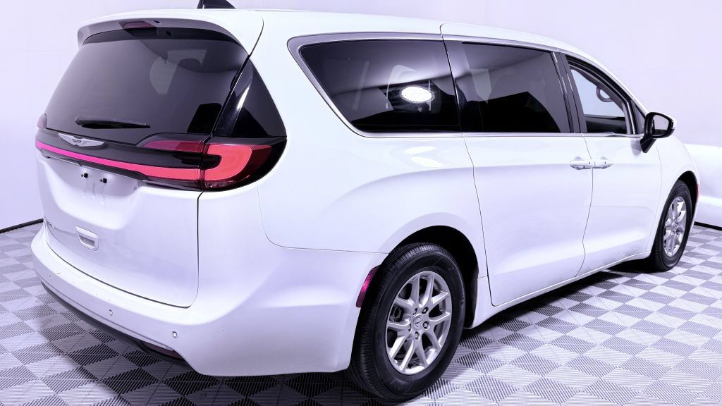 Used 2023 Chrysler Pacifica Touring-L FWD image 3