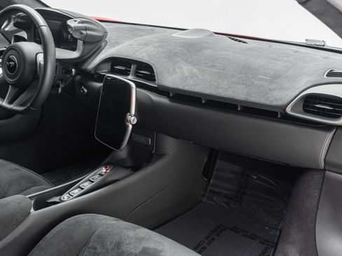 Used 2023 McLaren Artura RWD image 11