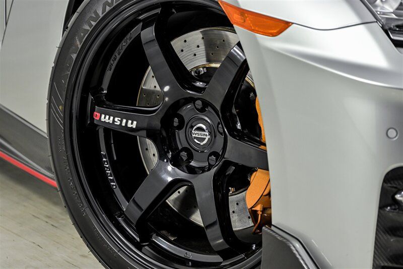 Used 2017 Nissan GT-R NISMO AWD/4WD image 4