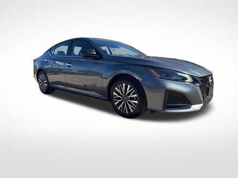 Certified 2025 Nissan Altima 2.5 SV image 3