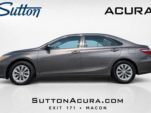 Used 2017 Toyota Camry LE FWD image 3