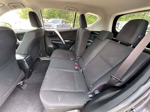 Used 2018 Toyota RAV4 LE AWD/4WD image 27