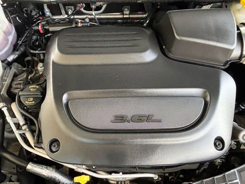 Used 2024 Chrysler Pacifica Touring-L FWD image 28
