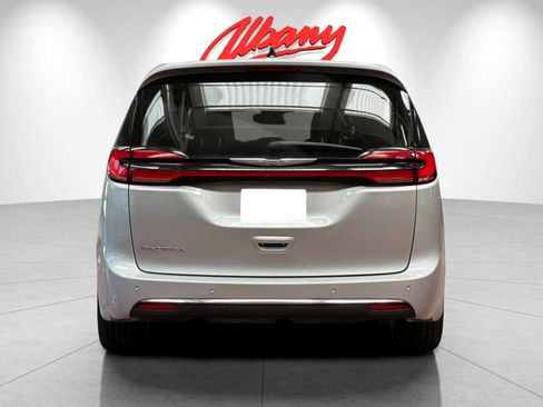Used 2023 Chrysler Pacifica Touring-L FWD image 5
