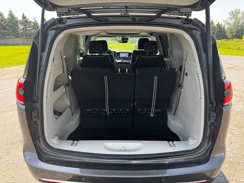 Certified 2023 Chrysler Pacifica Limited w/ Trailer Tow Group AWD/4WD image 18