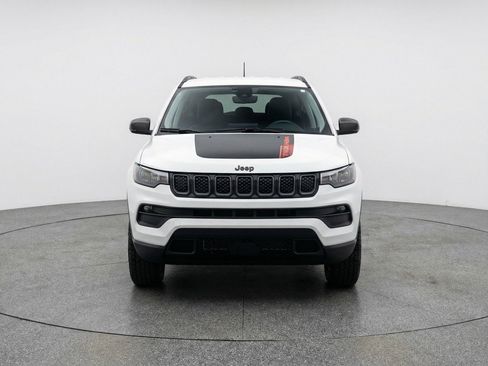 Used 2025 Jeep Compass Trailhawk AWD/4WD image 2