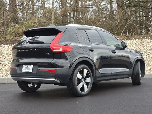 Used 2021 Volvo XC40 T5 Momentum w/ Premium Package image 6