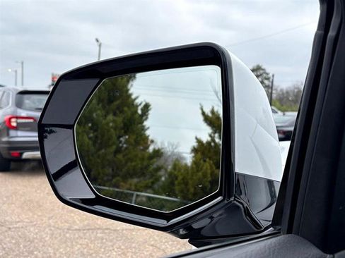 Used 2023 GMC Yukon Denali image 10