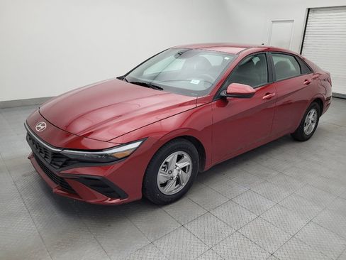 Used 2025 Hyundai Elantra SE w/ Cargo Package FWD image 2