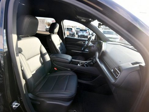 Used 2025 Chevrolet Traverse LT AWD/4WD image 17
