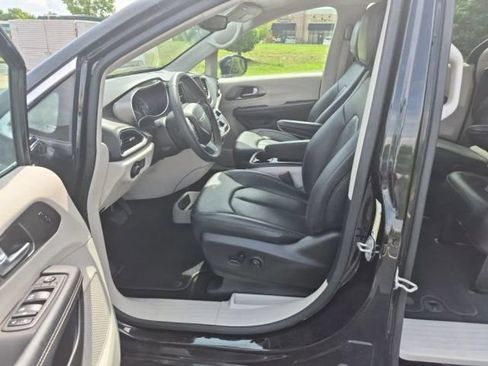 Used 2024 Chrysler Pacifica Touring-L FWD image 9