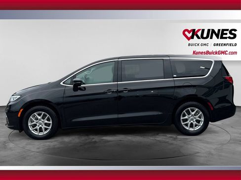 Used 2024 Chrysler Pacifica Touring-L FWD image 6