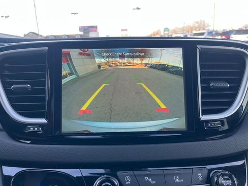 Used 2026 Chrysler Pacifica Select image 21