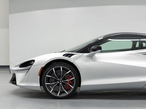 Used 2023 McLaren Artura image 4