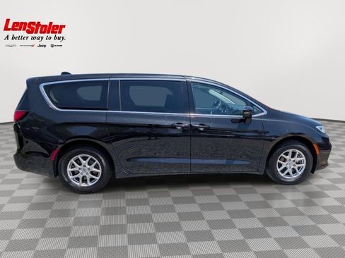 Used 2023 Chrysler Pacifica Touring-L FWD image 6