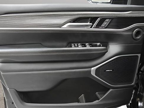 Used 2023 Jeep Wagoneer L Series II image 12