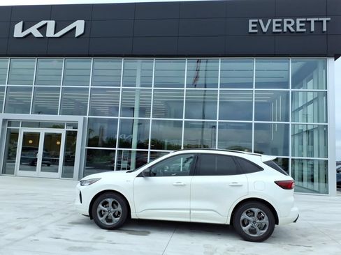 Used 2023 Ford Escape ST-Line w/ Tech Pack #1 FWD image 4