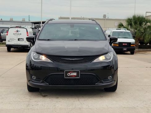 Used 2020 Chrysler Pacifica Touring-L w/ S Appearance Package FWD image 2